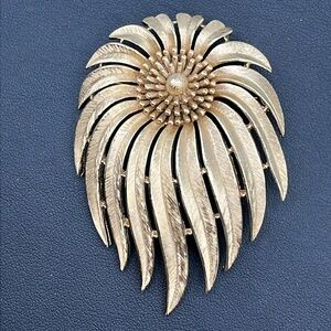 Beautiful vintage Crown Trifari gold tone flower brooch 3”x2”